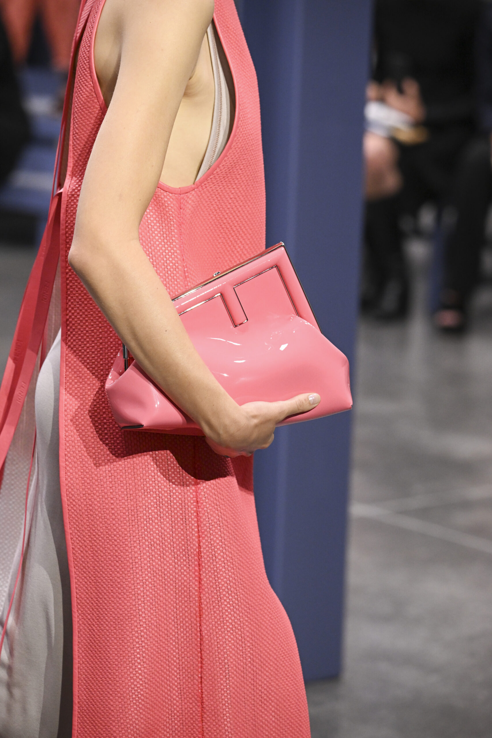 růžová kabelka, růžová kabelka do ruky, kabelka držená v ruce