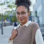 Pletená vesta – víte, jak ji nosit?