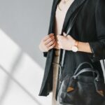 Kožená kabelka – jak ji správně zkombinovat do outfitu?