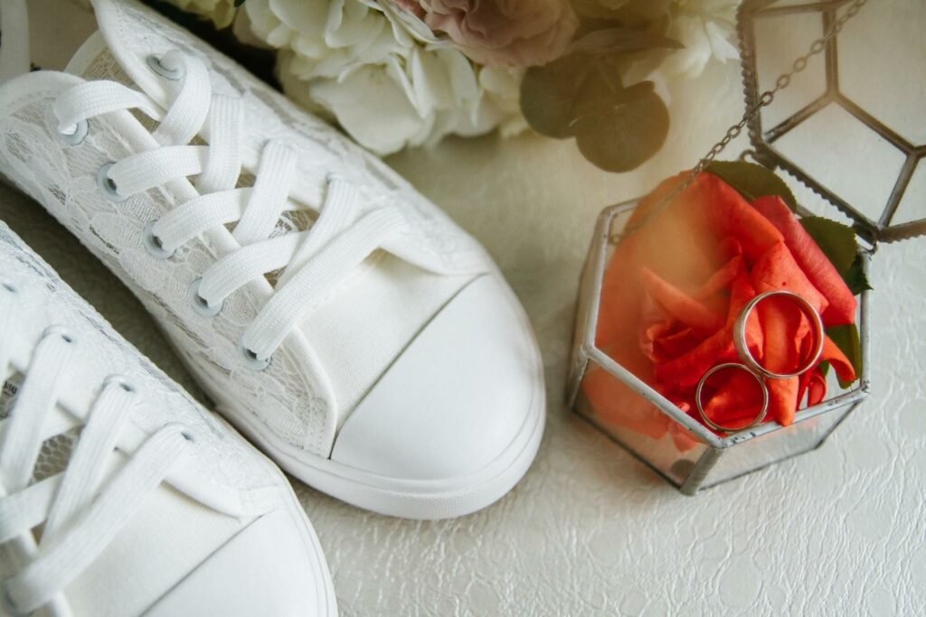 Bílé tenisky ke svatebním šatům – pohodlí a originální vzhled