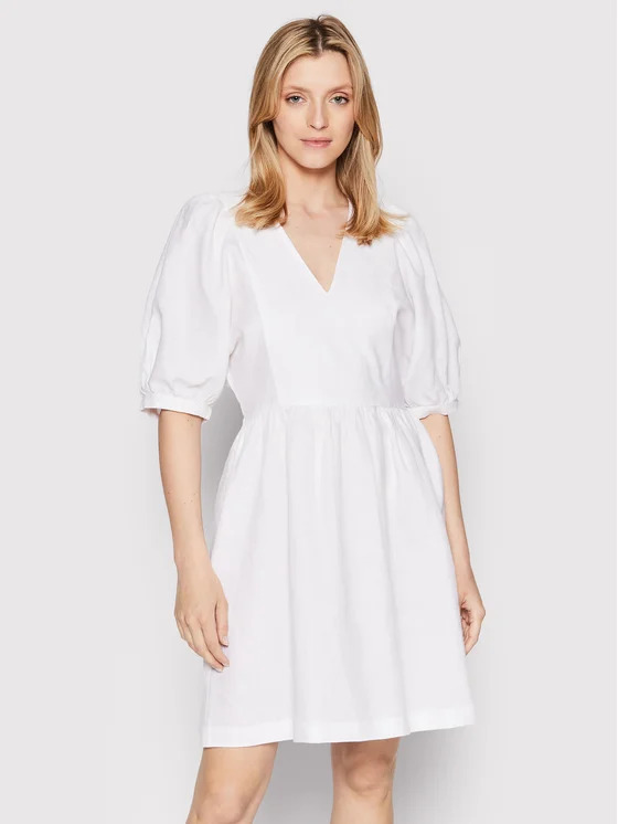 bílé lněné šaty