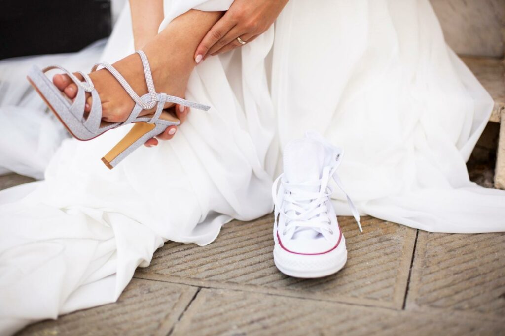 Tenisky ke svatebním šatům – je to dobrý nápad?