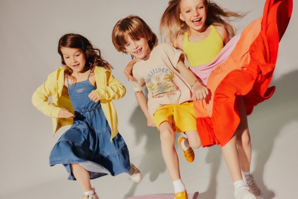 děti v letním oblečení různých barev