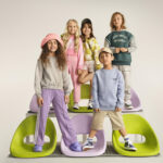 5 dětských modelů pózujících na barevných židlích
