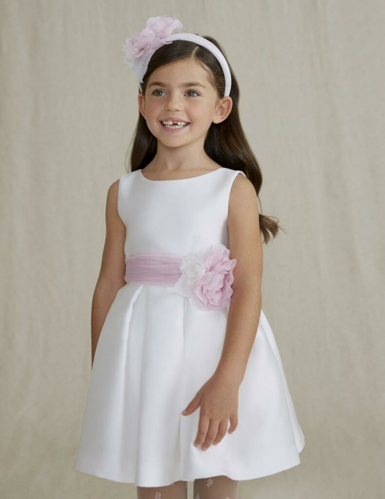 elegantní bílé dívčí šaty