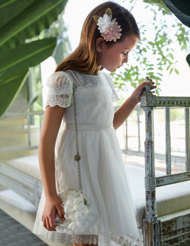 bílé dívčí šaty na svatbu