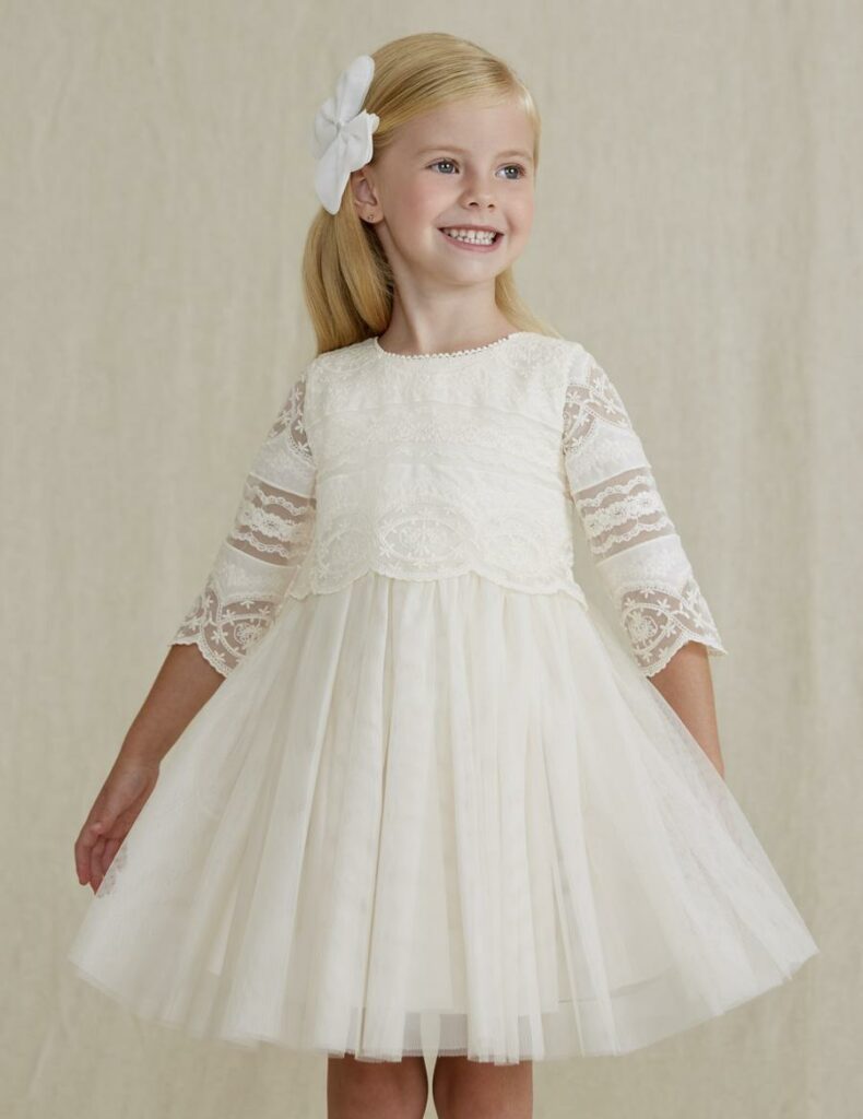 bílé dívčí šaty