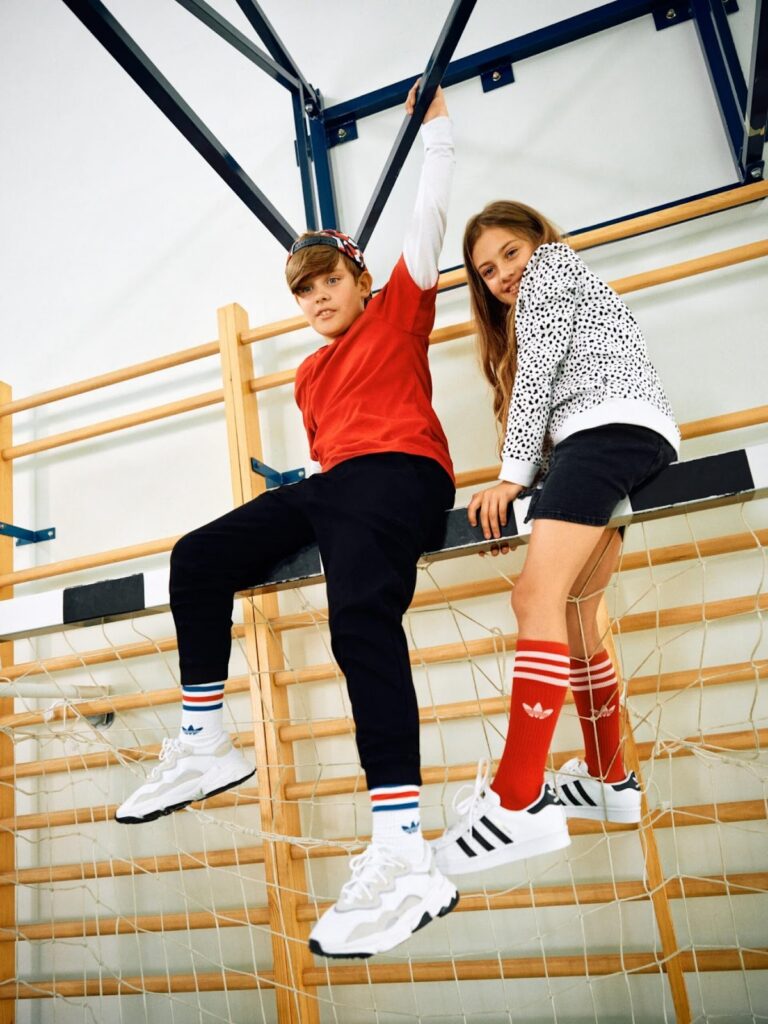 dětské sneakersy adidas a vysoké ponožky značky adidas