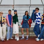 studenti v módních školních outfitech