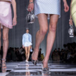 Módní dámské boty pro sezónu jaro/léto 2024: modelky ve stříbrných a transparentních botách