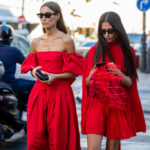 žena v červených elegantních šatech
