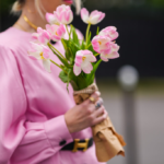 žena držící v ruce tulipány
