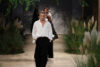 Dámská móda jaro/léto 2024 - modelky na molu, v popředí žena v bílo-černém outfitu.