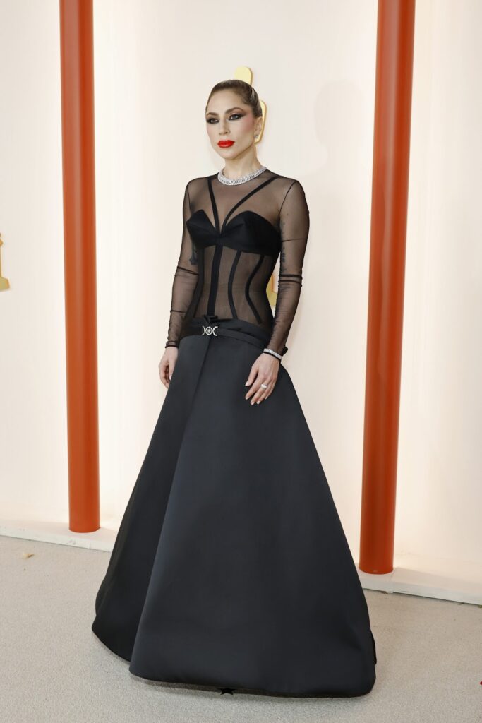 Lady Gaga v černých šatech Versace.