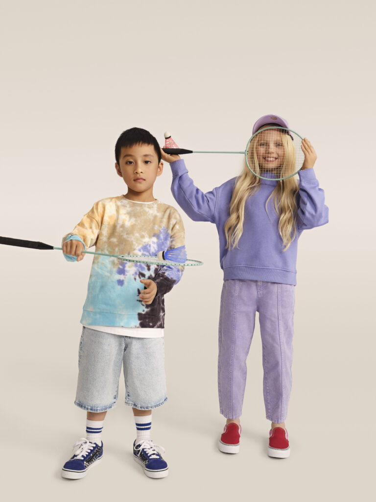 Pózující chlapec a dívka s badmintonovými raketami.