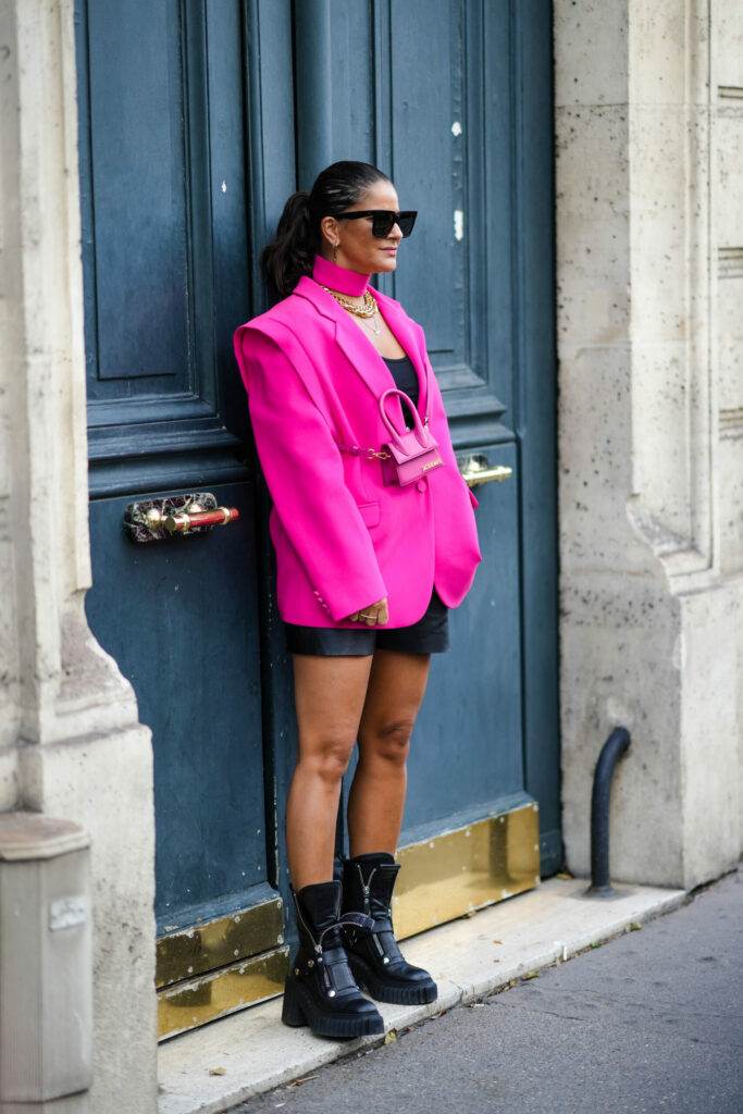 Outfit s fuchsiovým sakem - růžová v kombinaci s černou barvou
