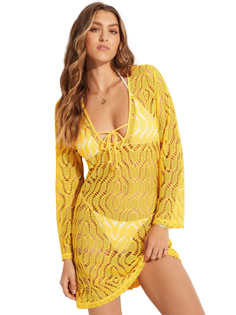 Modelka ve žluté plážové tunice s bílými plavky
