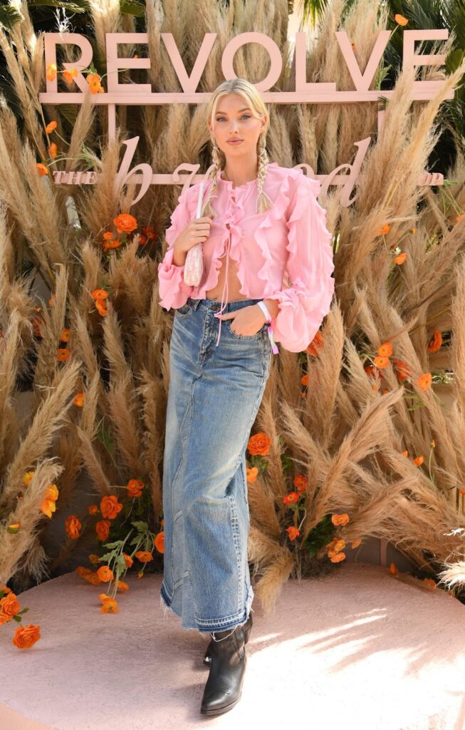  Outfit na country festival, růžová nařasená halenka, džínová maxi sukně, kovbojské boty