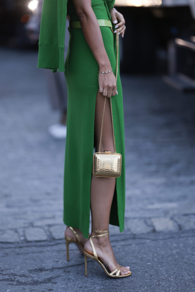 Boty ve zlaté barvě k zeleným šatům - sandály na jehlovém podpatku