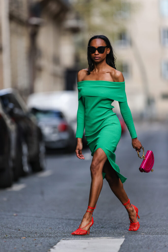 Zářivě červené sandály squere toe v kombinaci se zelenými šaty s dlouhým rukávem
