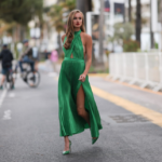 Jaké boty zvolit k zeleným šatům - žena v zelených maxi šatech a zelených jehlových lodičkách