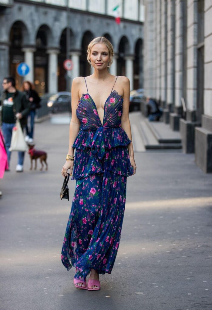 Leonie Hanne v dlouhých tmavě modrých květinových šatech a růžových sandálech