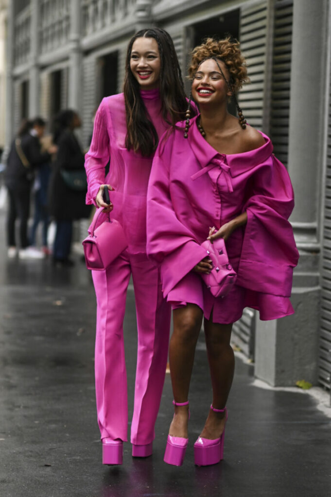 Lily Chee a Paola Locatelli v růžové  kolekci Valentino
