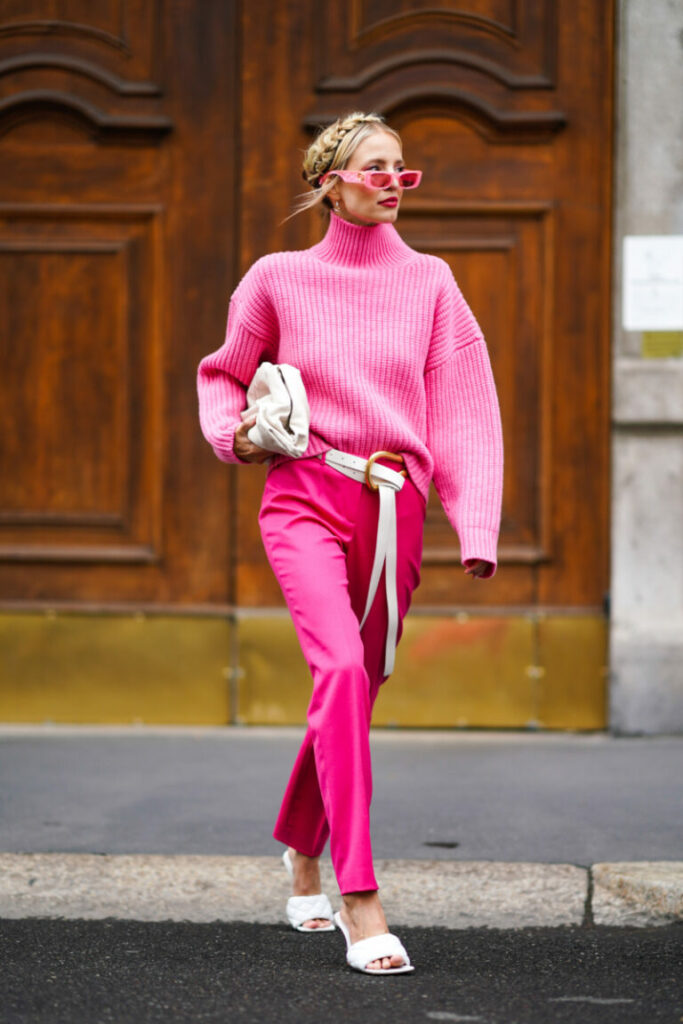 Žena v casualovém růžovém outfitu v barbiecore stylu