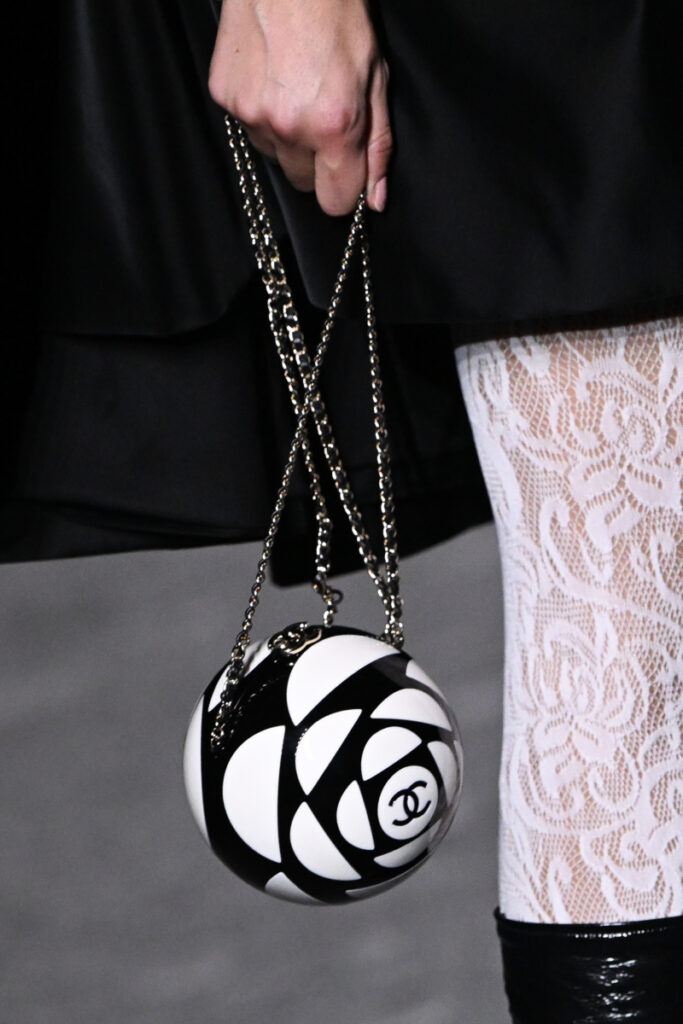 bílo-černá kabelka ve tvaru koule Chanel
