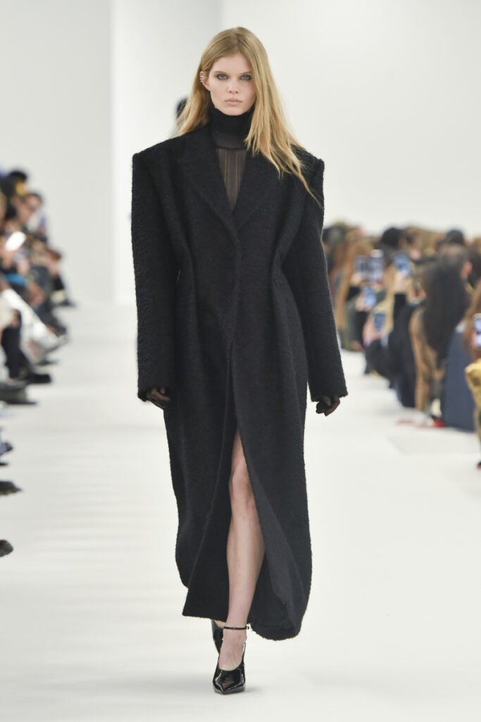 [Trendy podzim-zima 2023/2024]: černý kabát
