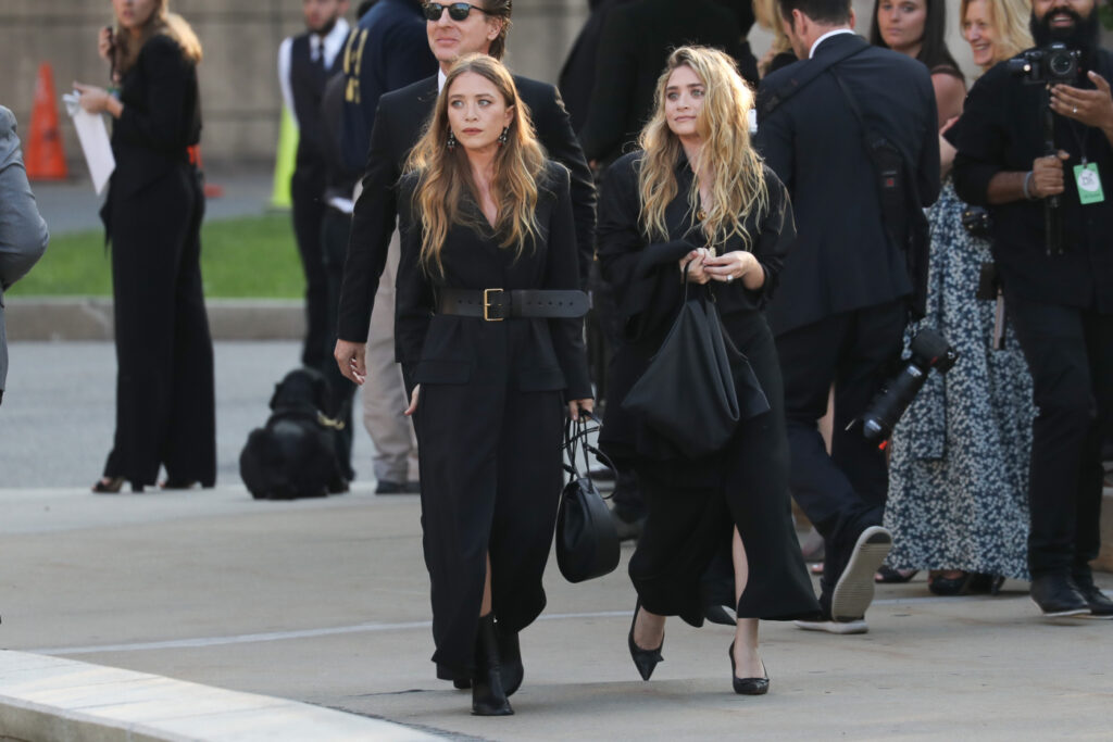 Mary-Kate a Ashley Olsen v černém oblečení quiet luxury 