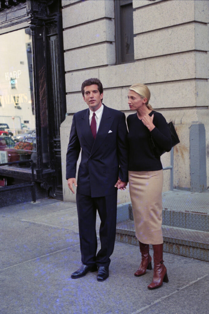 John Kennedy Junior a Carolyn Bessette Kennedy w ubraniach quiet luxury
