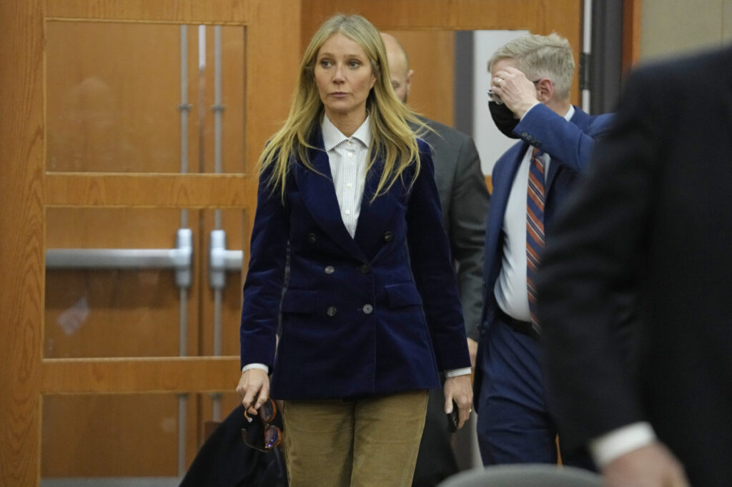 Gwyneth Paltrow při soudním jednání v oblečení quiet luxury style
