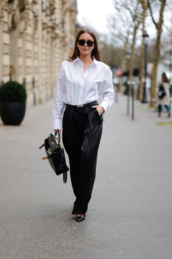  elegantně oblečená businesswoman v bílé košili s aktovkou
