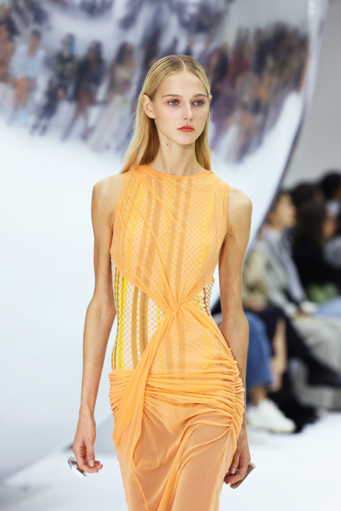 Barva roku 2024 podle Pantone: oranžové šaty