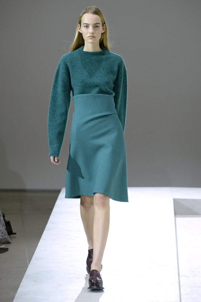 modelka na pokazie Jil Sander w sukience w kolorze petrol