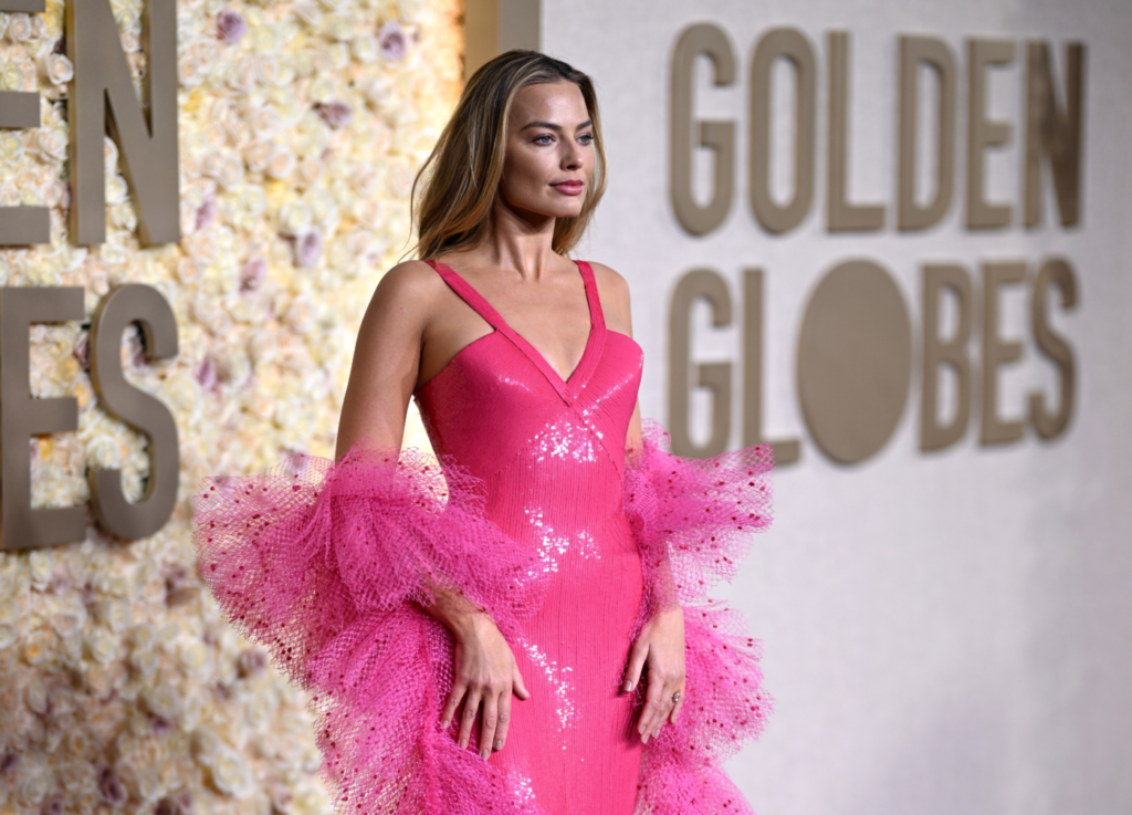 Zlaté glóby 2024 modely celebrit – Margot Robbie v růžových flitrových šatech s originálními prvky