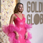 Zlaté glóby 2024 modely celebrit – Margot Robbie v růžových flitrových šatech s originálními prvky
