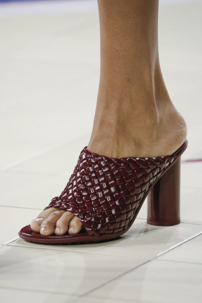 [Módní dámská obuv na jaro a léto 2024]: pantoflíčky na podpatku