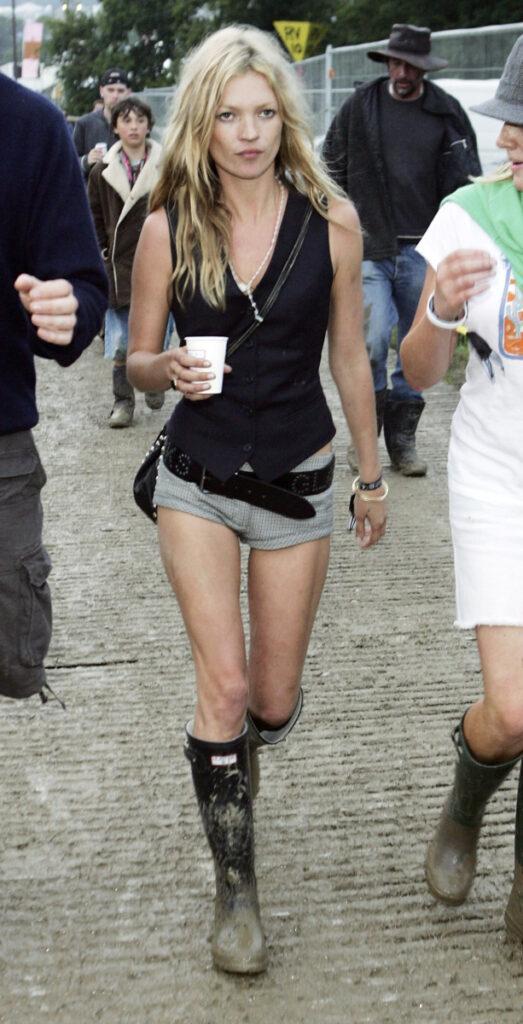 Kate Moss na festivalu Glastonbury v roce 2005 ve stylizaci s černými holínkami Hunter
