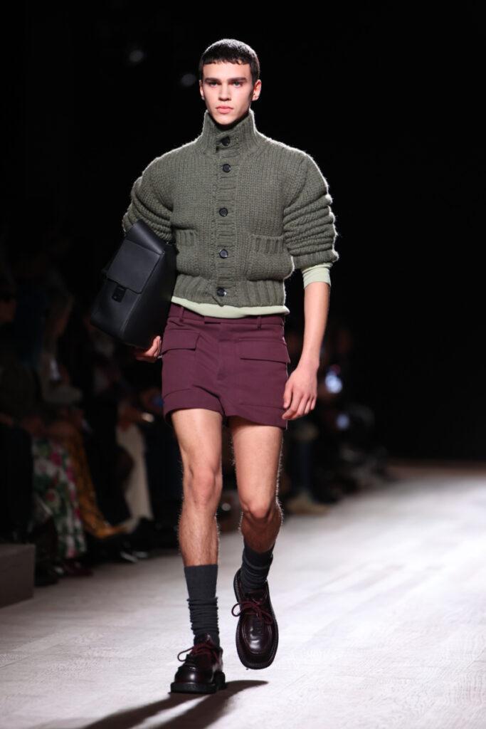 model na přehlídce Ferragamo v pánské podzimní obuvi