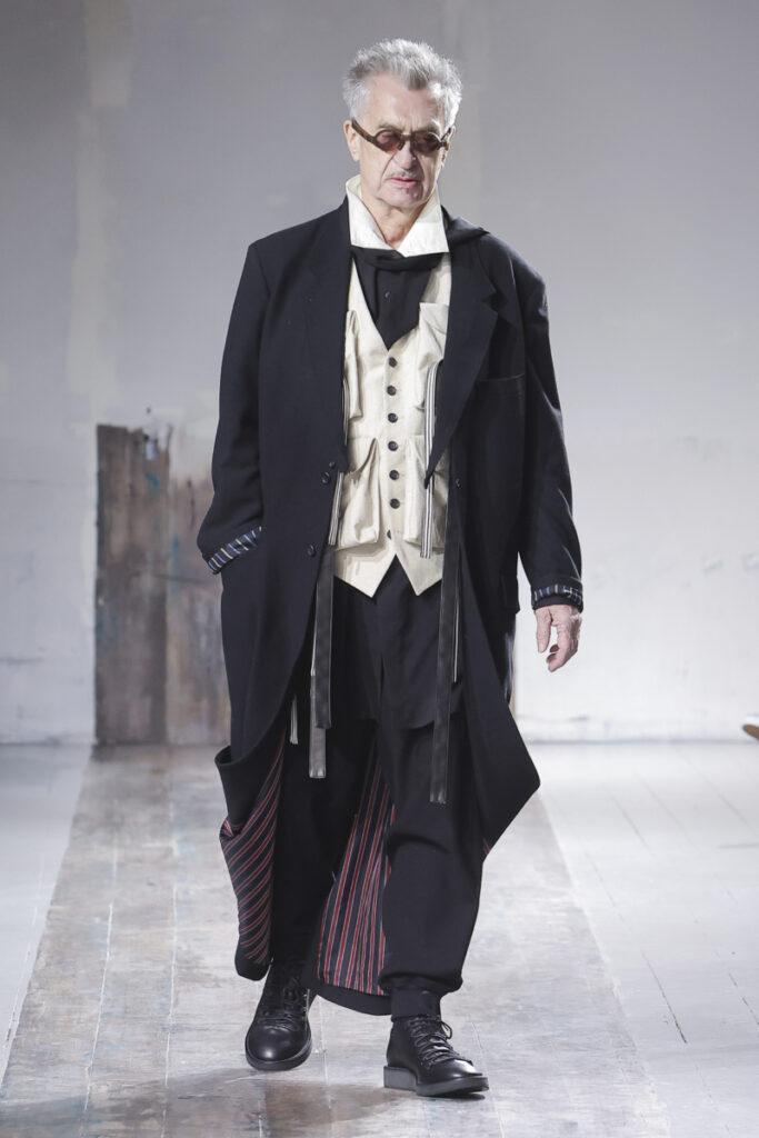 [Trendy podzim/zima 2024/2025 – pánská obuv]: černé šněrovací kotníčkové boty