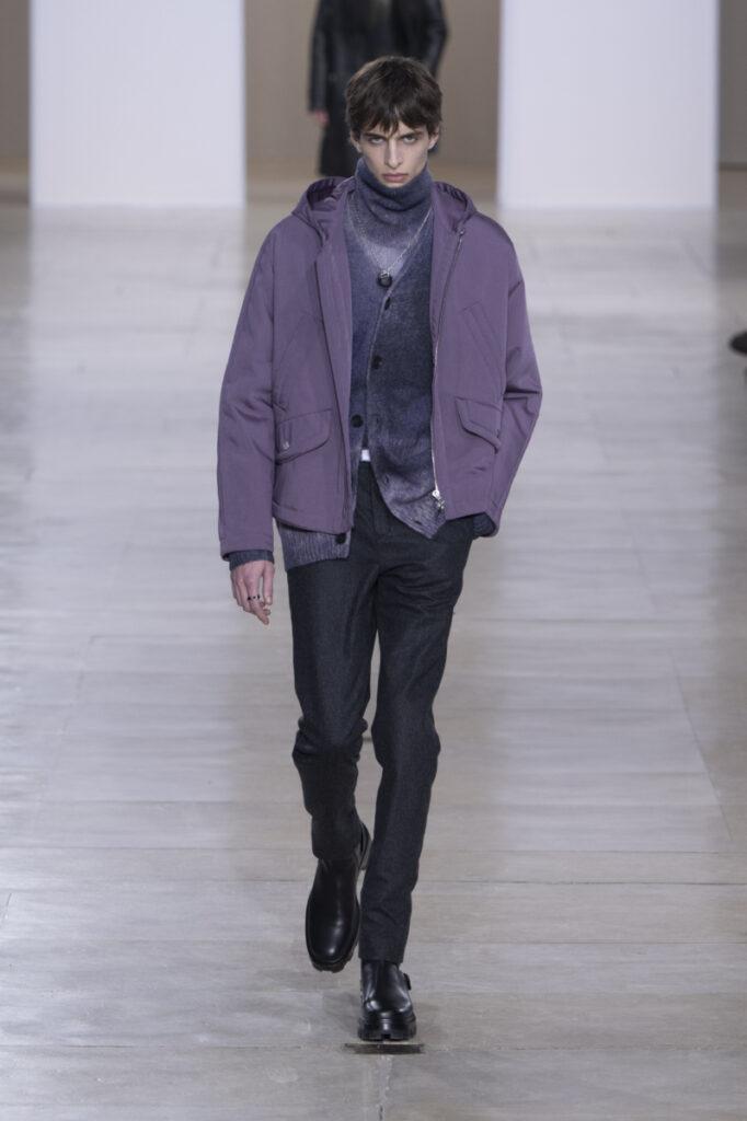 módní pánská obuv podzim/zima 2024/2025, model na přehlídce Hermès v pánských kotníčkových botách