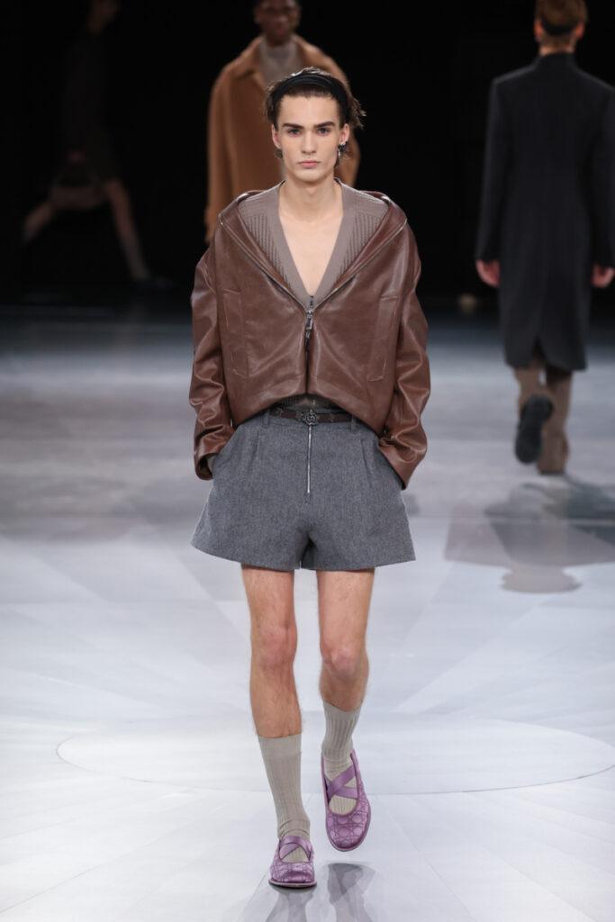 trendy podzim/zima 2024/2025 – pánská obuv, model v balerínách na přehlídce Dior