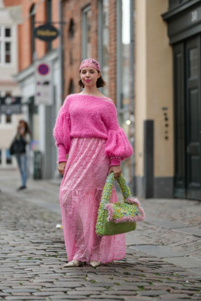 růžový dámský svetr na módním týdnu v Kodani