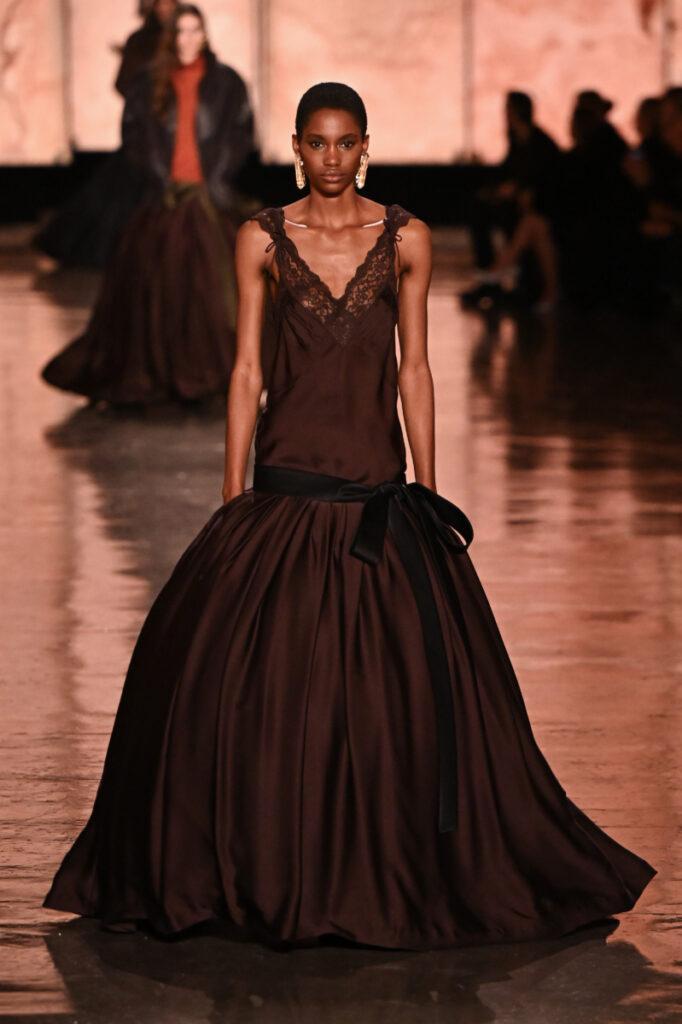 [Trendy šaty podzim-zima 2025/2026]: se sníženým pasem