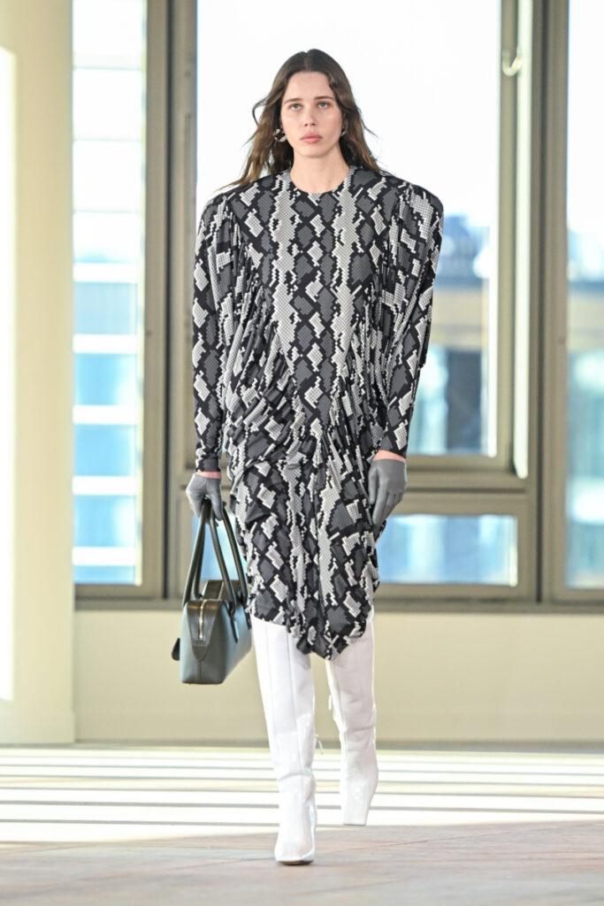 [Trendy šaty podzim-zima 2025/2026]: s širokými rameny