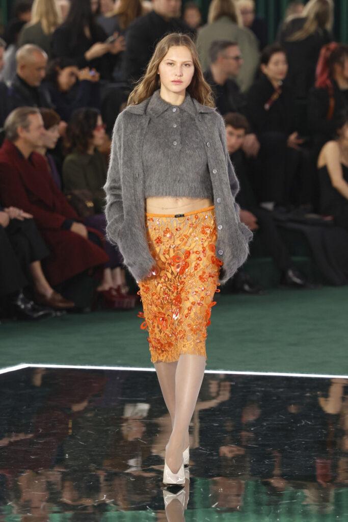 [Trendy podzim-zima 2025/2026]: šedý svetr