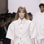 barva roku Pantone 2026 Cloud Dancer na přehlídkovém molu Bottega Veneta