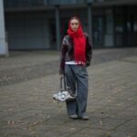 červené doplňky v zimě